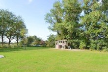Gro�es Grundst�ck mit Rasen Exklusives Reetdachanwesen direkt vor Sylt
