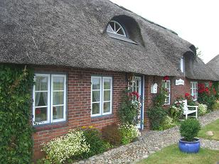 Hausansicht Einfamilienhaus Reetdachhaus Nordfriesland