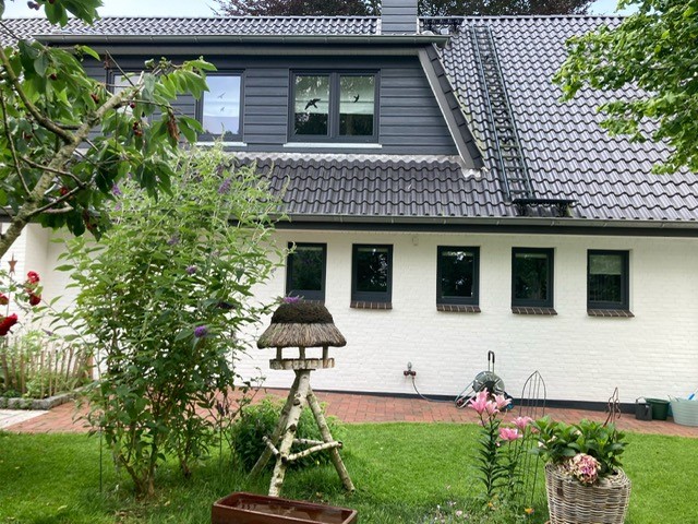 Garten Hausansicht Einfamilienhaus Exklusives Landhaus in Nordfriesland zu verkaufen