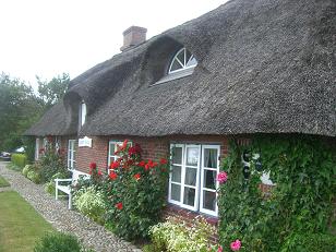 Reetdachhaus Reetdachhaus Nordfriesland Einfamilienhaus Gem�tliches Reetdachhaus an der Nordseek�ste