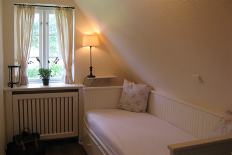 Schlafzimmer1 Dachgeschosswohnung Reetdachhaus F�hr