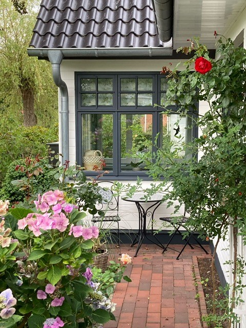 Sitzplatz vorm Haus Einfamilienhaus Exklusives Landhaus in Nordfriesland zu verkaufen