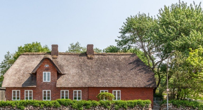 Reetdachhaus vor Sylt Reetdachhaus an der Nordsee Haus Wohnen unter Reet in Nordfriesland