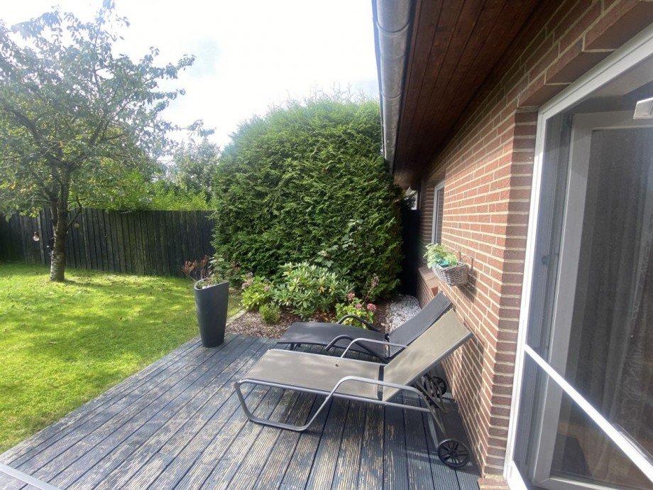 Terrasse Sonnenliege Reihenmittelhaus Ferienhaus in Nordfriesland Verkauf provisionsfrei