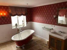 Bad mit freistehender Badewanne DG Exklusives Landhaus  Rose Garden  direkt vor Sylt! zu verkaufen!