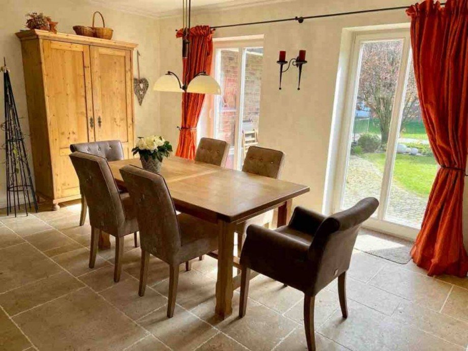 Essbereich mit Ausgang zur Terrasse und Garten Einfamilienhaus Reetdachhaus Nordfriesland