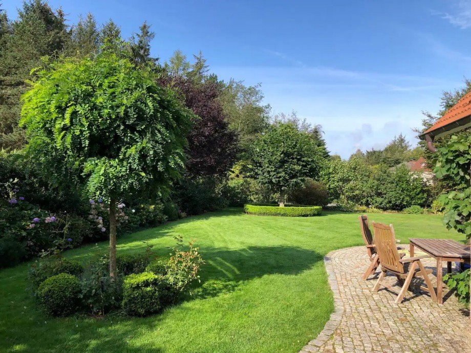 Romantischer Garten Einfamilienhaus Reetdachhaus in Nordfriesland kaufen