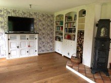 Wohnbereich mit antikem Ofen Exklusives Landhaus  Rose Garden  direkt vor Sylt! zu verkaufen!