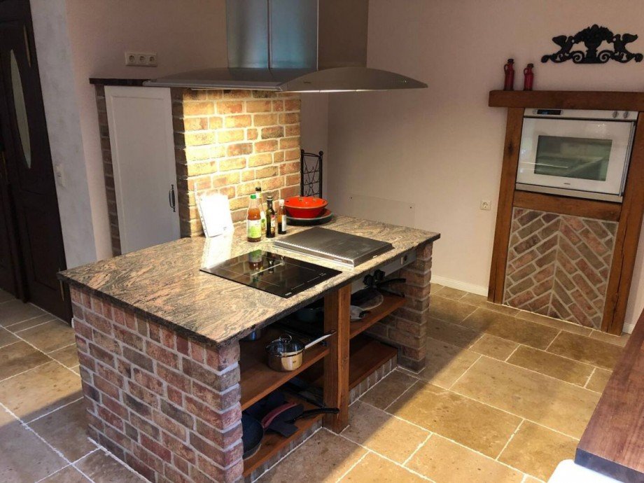 Sch�ne offene K�che mit Gasherd Einfamilienhaus Exklusives Landhaus 