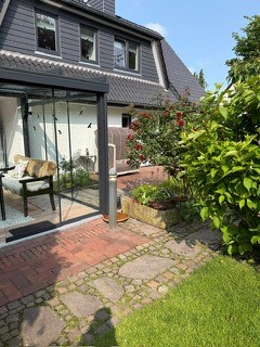 Wintergarten mit Blick in den Garten Einfamilienhaus Exklusives Landhaus in Nordfriesland zu verkaufen